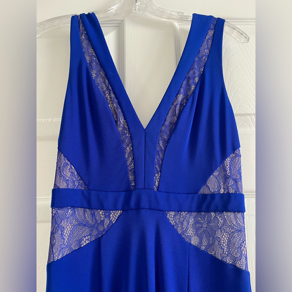 Royal blue lace inset BCBG Max Azria size 4 double slit in skirt, built in slip Royal blue lace inset BCBG Max Azria size 4 double slit in skirt, built in slip